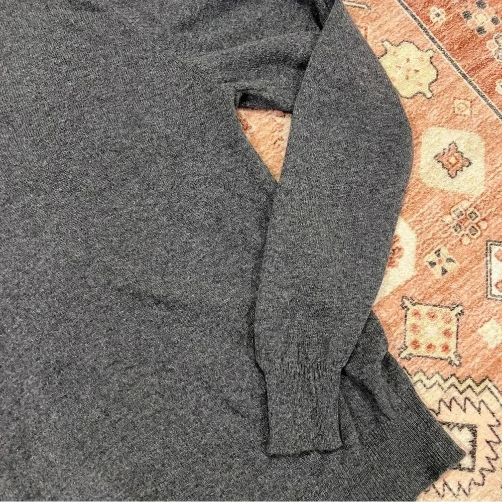 Vintage 100% Pure Lambs Wool Knit Gray V-Neck Sweater - Picture 3 of 4